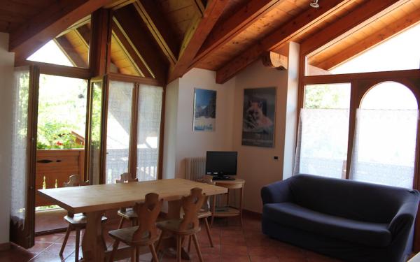 soggiorno-e-cucina-appartamento-stella-alpina