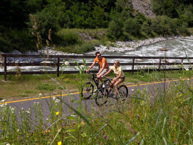 pista ciclabile val di sole una pedalata romantica 