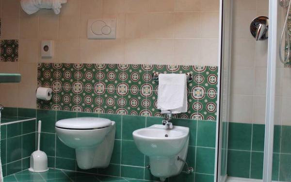 bagno-camera-superior-con-doccia-e-vasca