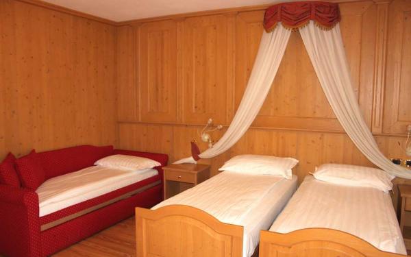 camera-con-tre-letti