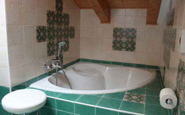 camera-superior-con-vasca-ad-angolo