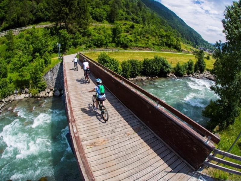 pista ciclabile val di sole con la famiglia