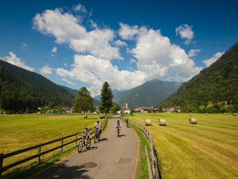 la pista ciclabile della val di sole è per tutta la famiglia